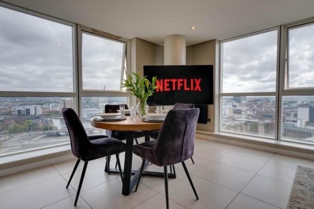 Tallest Building In The City Centre Sleeps 5 Incredible City Mountain And Lagan Views 벨파스트 외부 사진