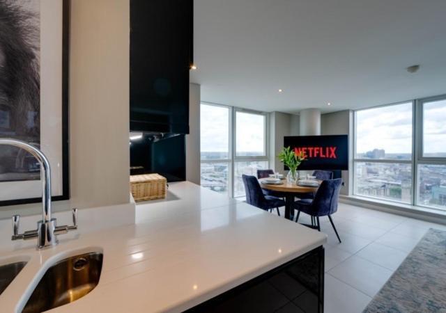 Tallest Building In The City Centre Sleeps 5 Incredible City Mountain And Lagan Views 벨파스트 외부 사진